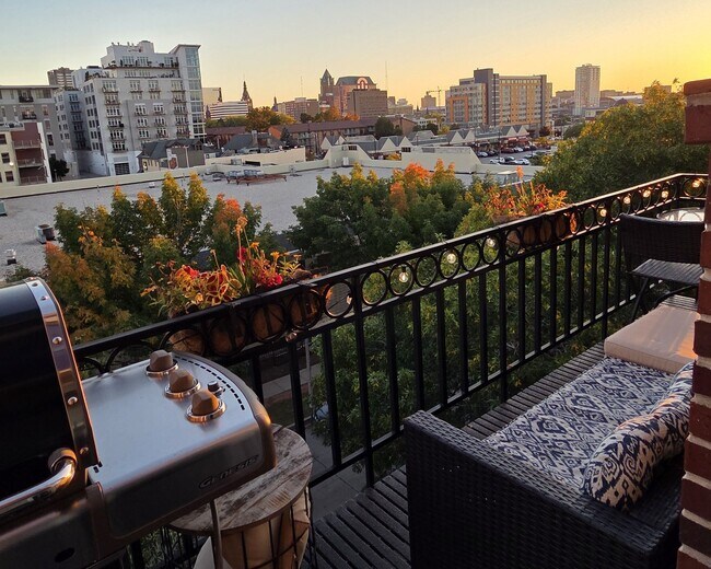 Building Photo - 1515 N Van Buren St