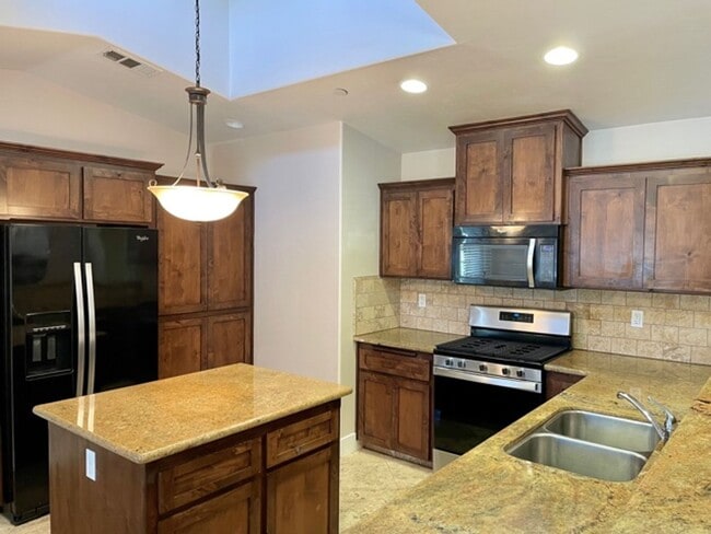 Building Photo - Newer and Upgraded 4 Bedroom 2 Bathroom near Cal Poly