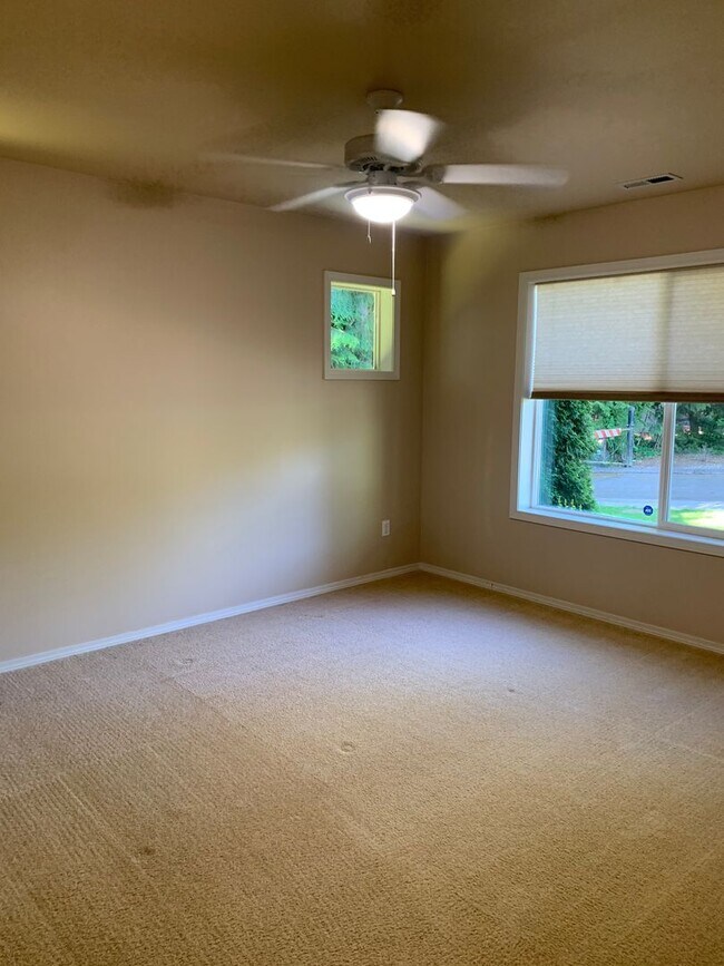 Building Photo - 3 Bedroom Poulsbo Home!