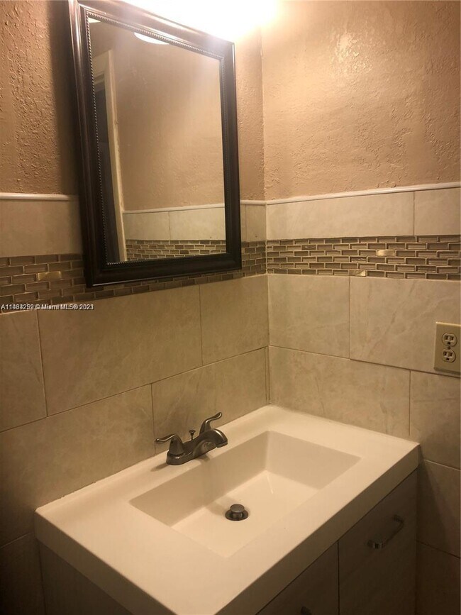 Building Photo - 2411 SW 84th Terrace