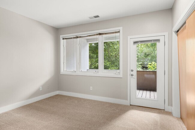 Building Photo - RARE 2 Bed, 2 1/2 Bath Townhome with Garage!