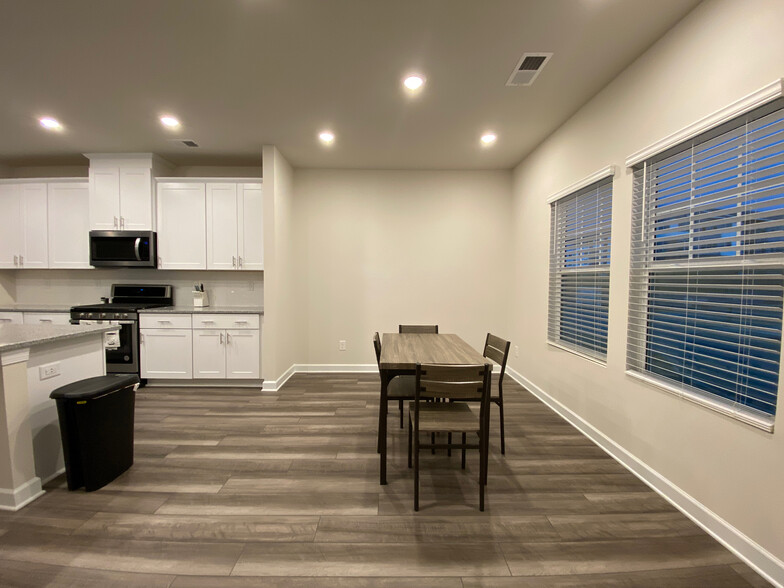 Building Photo - Room in Townhome on Memorial Pkwy