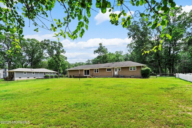 Building Photo - 773 Nutswamp Rd