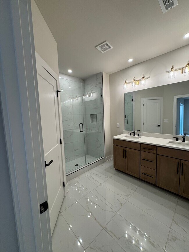 Building Photo - Stylish West Nashville 3 bed 2.5 bath - Pet Friendly