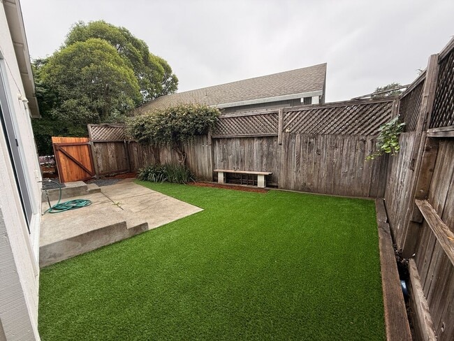 Building Photo - Nicely updated 2x2 Santa Rosa Home