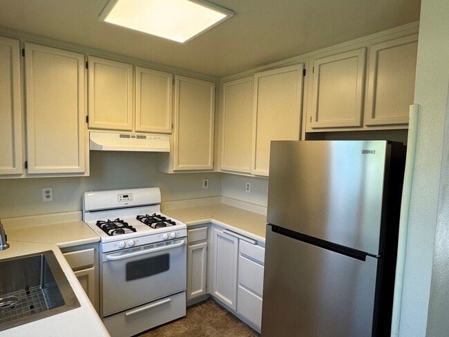 Building Photo - Charming 3 bedroom 1.5 bathroom Two story Town House with an attached garage.