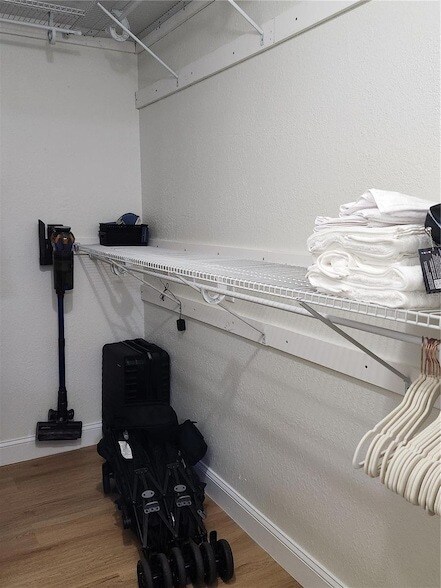 Building Photo - 8926 Manor Loop