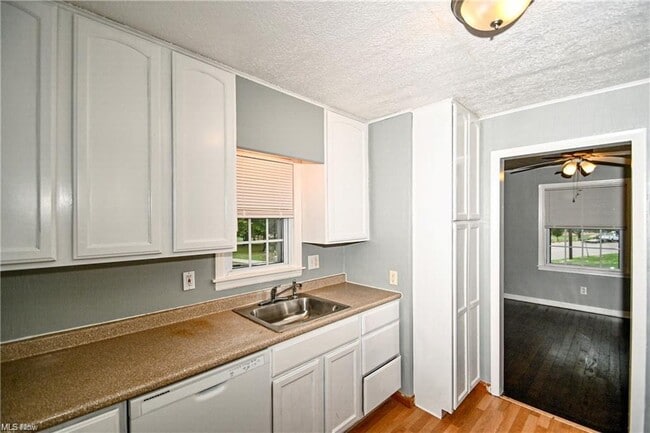 Building Photo - 1699 Sunset Ave