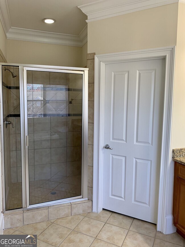 Building Photo - 5460 Glenridge View NE