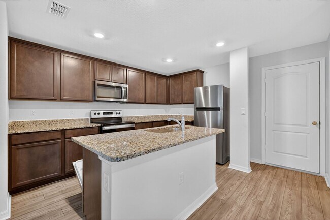 Building Photo - 3BR Townhome in Tavares with Open Floor Plan & Community Playground