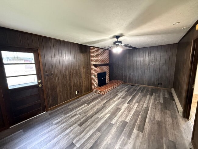 Building Photo - 3 Bed/1.5 Bath House