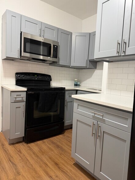 Kitchen (angle 2) - 1641 Edgley St