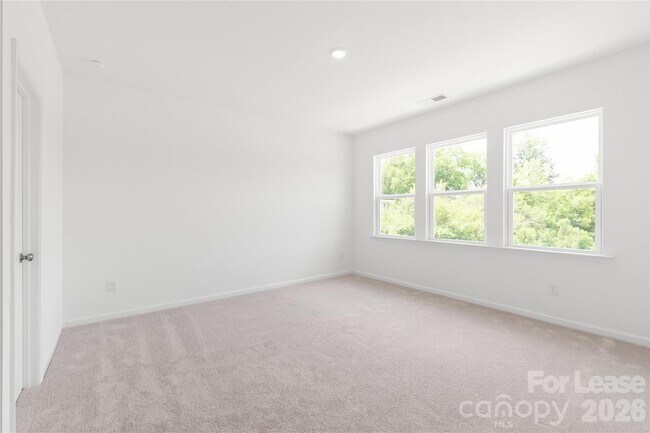 Building Photo - 204 Silver Fleet Dr