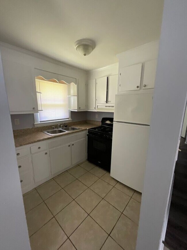 Building Photo - 3 bedrooms one bath apartment located in the Highlands, section of Portsmouth