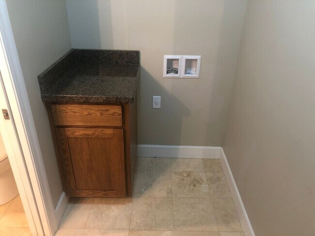 Building Photo - Newer 3 bedrooms 2.5 bathroom townhouse! MOVE IN SPECIAL!