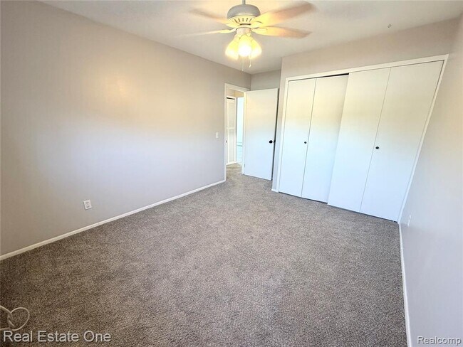 Building Photo - 2405 Torquay Ave