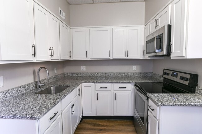 Building Photo - Large 3 Bedroom Single Family Home on Fors...