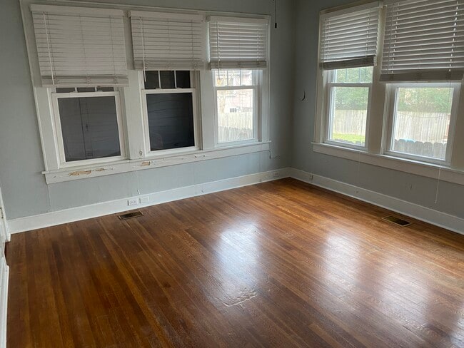 Building Photo - 156 College St