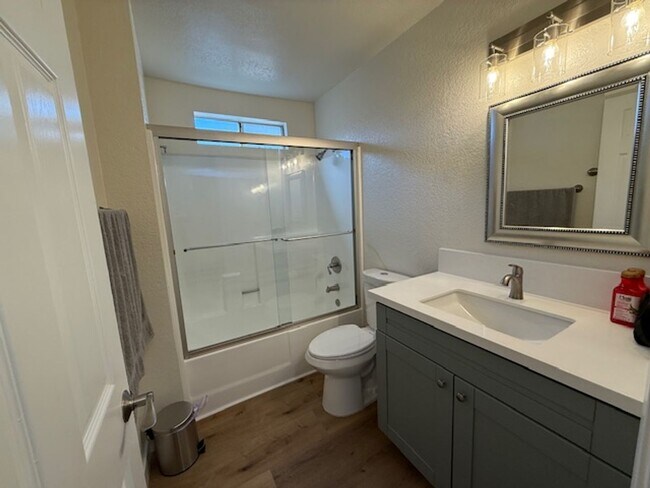 Building Photo - Beautiful 2 Bedroom 1.5 Bath Home