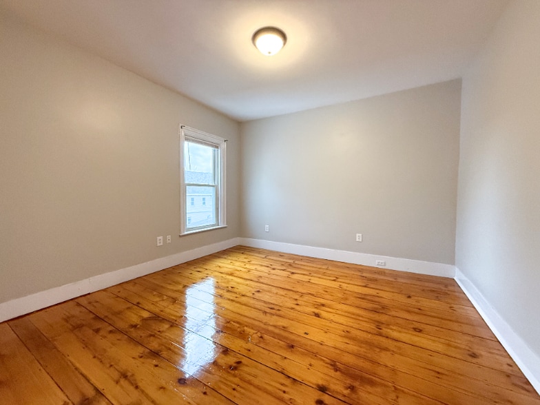 Building Photo - 173 Elm St