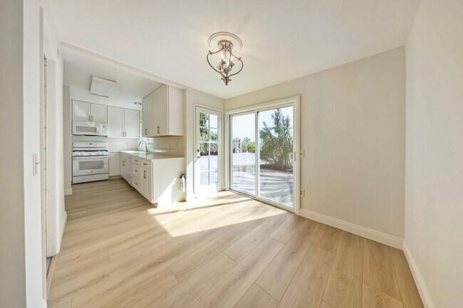 Building Photo - Charming 55+ Fully Remodeled 2 Br. 1 Ba. Duplex - Sunny Hills