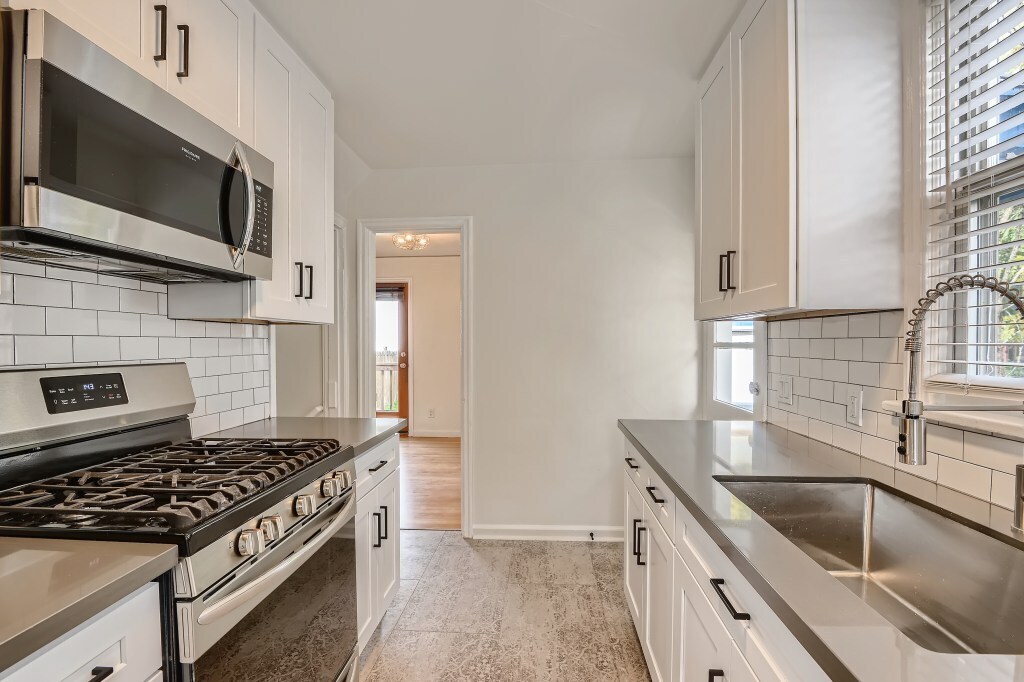 Stainless steel, high efficiency appliances - 451 NE Sumner St