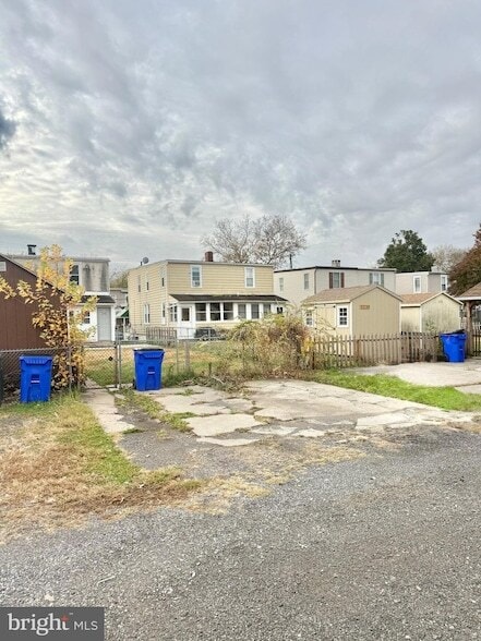 Building Photo - 1235 Maple St