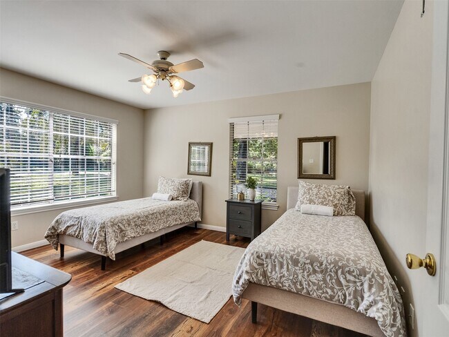 Building Photo - 8402 Matthews Ln