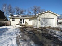 Building Photo - 4bd2ba one level home with full & finished...