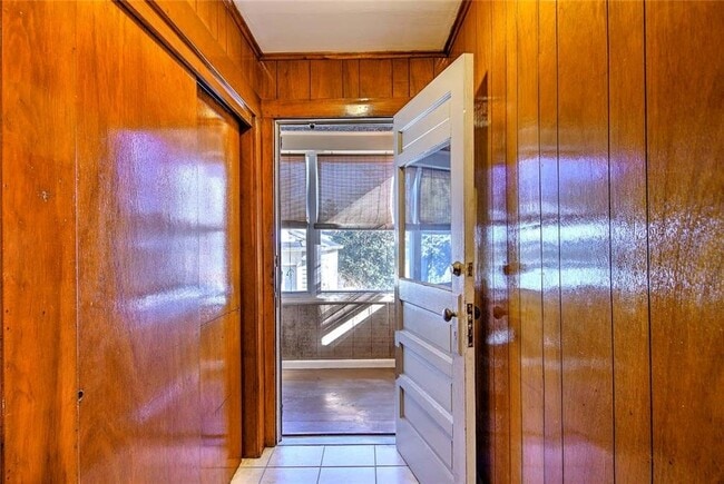 Building Photo - 910 Hope St