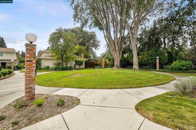 Building Photo - 560 La Copita Ct