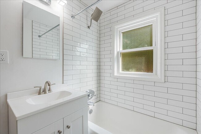 Building Photo - Sweet & Charming 2/1 Home Available Immedi...