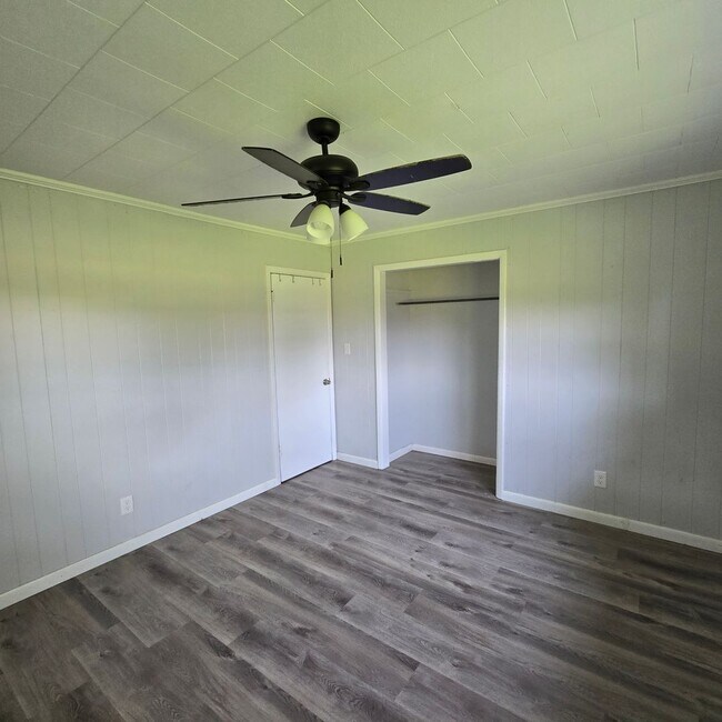 Building Photo - 3 Bed • 1 Bath • Stonework Home in Newark ...