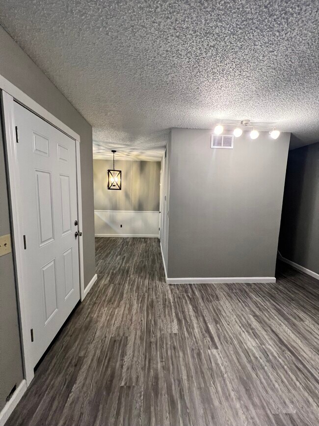 Building Photo - 813 Red Bird Ln