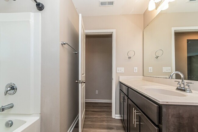 Building Photo - 231 Pilsen Dr