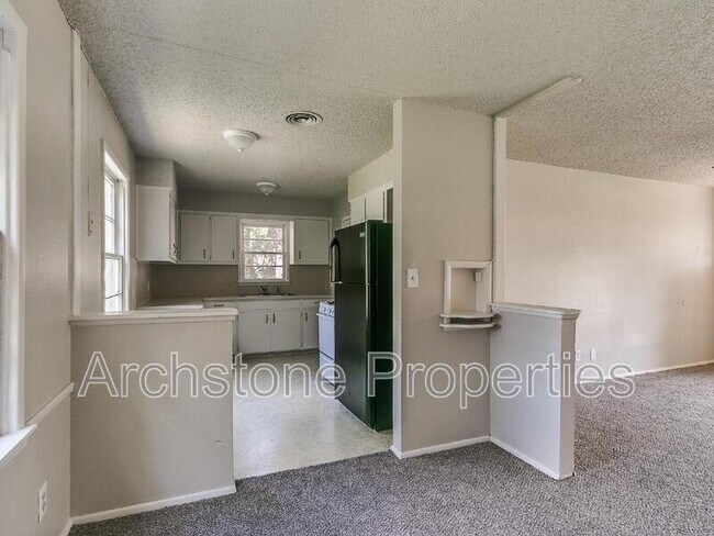 Building Photo - 2305 Mustang St