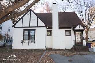 Building Photo - Awesome 4 bedroom 2 bathroom home located ...