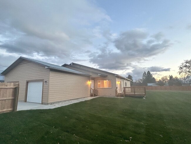 Primary Photo - Beautiful 3 bed, 2 bath Hamilton home