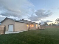 Building Photo - Beautiful 3 bed, 2 bath Hamilton home