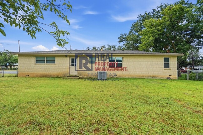 Building Photo - Updated 3-Bedroom Home with Spacious Fenced Backyard in Benbrook