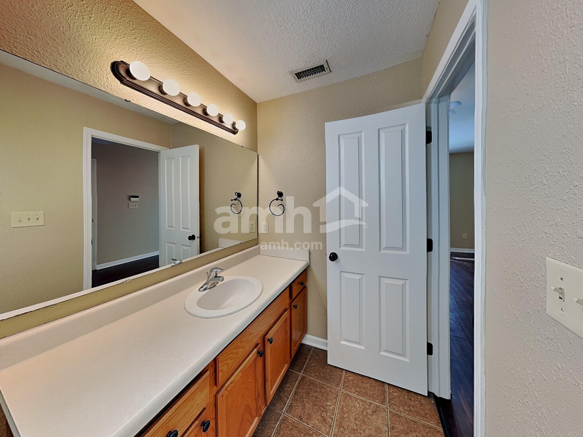 Building Photo - 220 Longview Bend