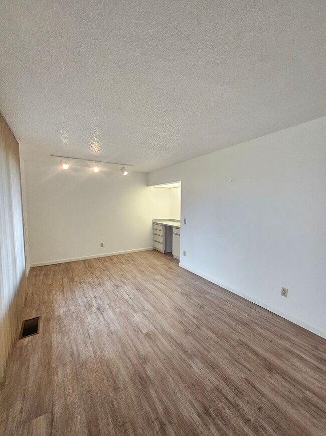 Building Photo - Check out this 6 month lease price(June thru November) on Moses Lake Golf Club 9th tee box!