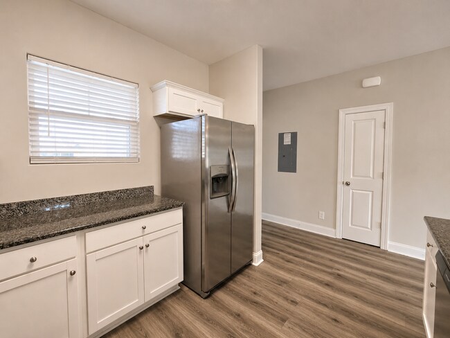 Building Photo - Your Perfect 2-Bedroom Retreat Awaits in Kiskadee Parke