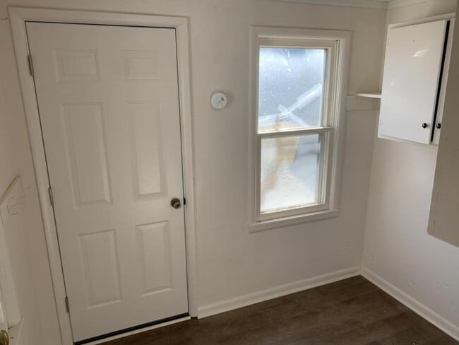 Building Photo - 2121 E Eucalyptus Ave