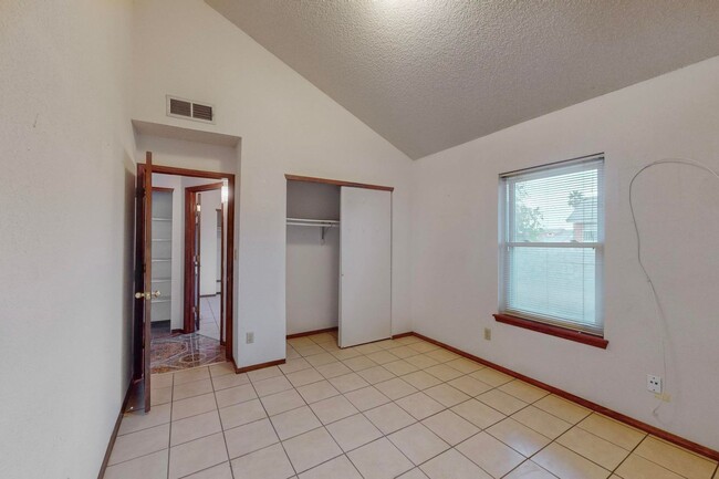 Building Photo - Charming 3 bedroom 2 bath home in Northeas...