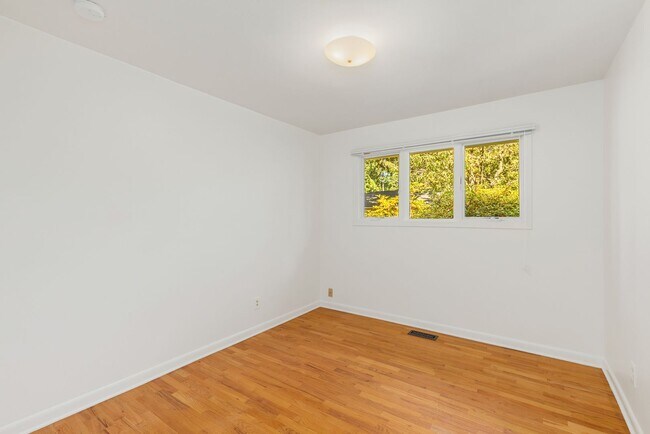Building Photo - 1828 N 163rd St