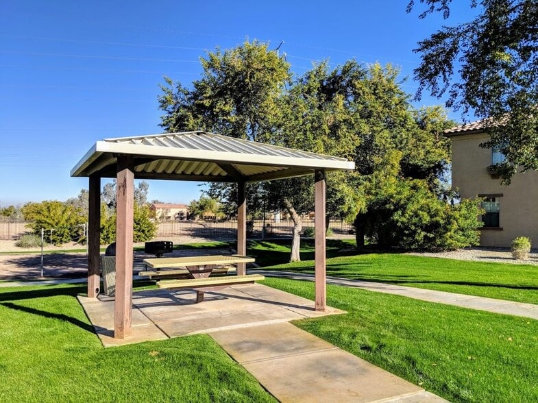 Building Photo - 2813 E Dunbar Dr