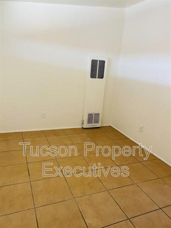 Building Photo - 1654 N Beverly Ave