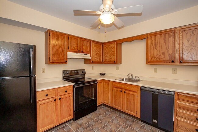 Kitchen - 7 Clubhouse Dr