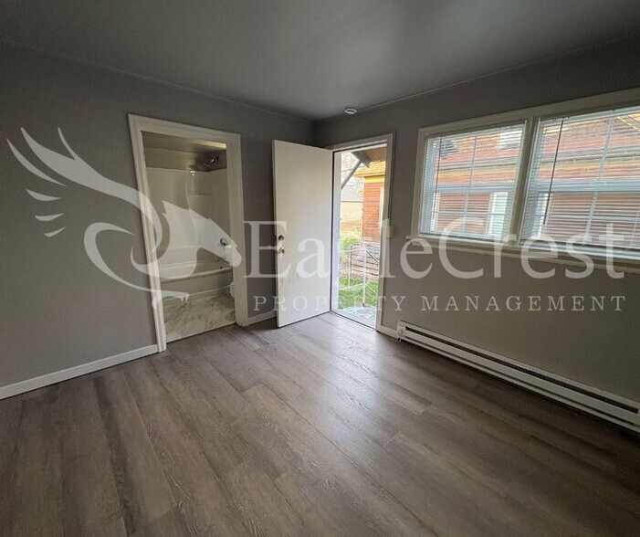 Building Photo - 401SUMACH